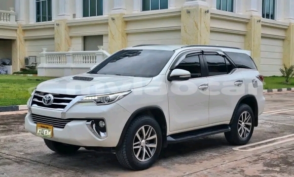 Buy Used Toyota Fortuner White Car in Phongsaly in Phôngsali Province Buy Used Toyota Fortuner White Car in Phongsaly in Phôngsali Province