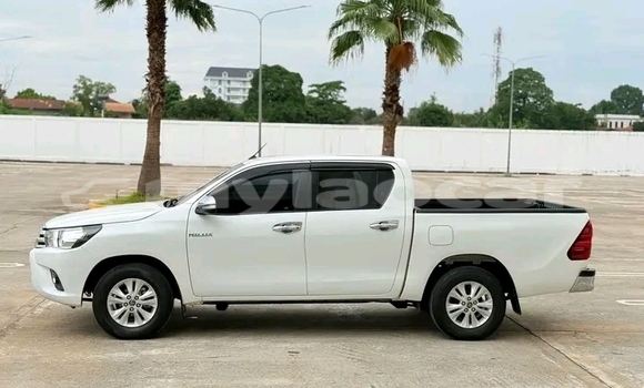 Buy Used Toyota Hiluxe Revo White Car in Vientiane in Vientiane Province Buy Used Toyota Hiluxe Revo White Car in Vientiane in Vientiane Province