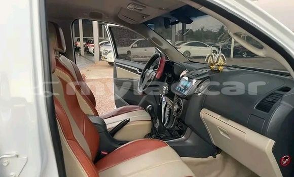 Buy Used Chevrolet Colorado White Car in Luang Prabang in Louangphabang Province