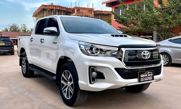 Buy Used Toyota Hiluxe Revo White Car in Vientiane in Vientiane Province Buy Used Toyota Hiluxe Revo White Car in Vientiane in Vientiane Province