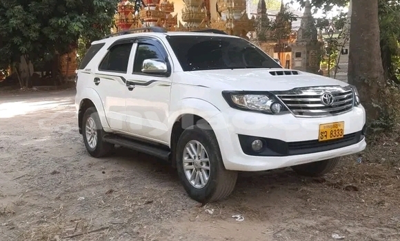 Buy Used Toyota RAV4 White Car in Luang Namtha in Luang Namtha Province Buy Used Toyota RAV4 White Car in Luang Namtha in Luang Namtha Province