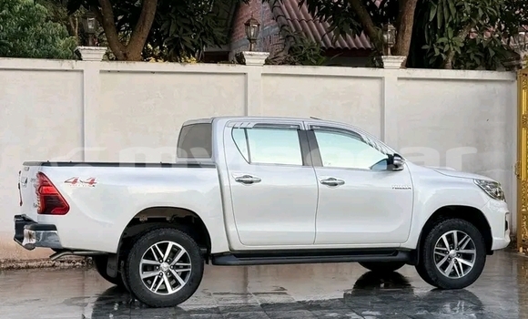 Buy Used Toyota Hiluxe Revo White Car in Vientiane in Vientiane Province Buy Used Toyota Hiluxe Revo White Car in Vientiane in Vientiane Province