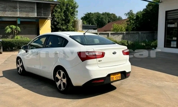 Buy Used Isuzu D–MAX White Car in Vientiane in Vientiane Province Buy Used Isuzu D–MAX White Car in Vientiane in Vientiane Province