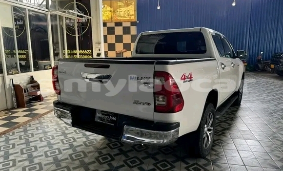 Buy Used Toyota Hiluxe Revo White Car in Vientiane in Vientiane Province Buy Used Toyota Hiluxe Revo White Car in Vientiane in Vientiane Province