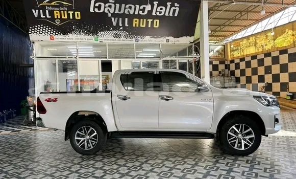 Buy Used Toyota Hiluxe Revo White Car in Vientiane in Vientiane Province Buy Used Toyota Hiluxe Revo White Car in Vientiane in Vientiane Province