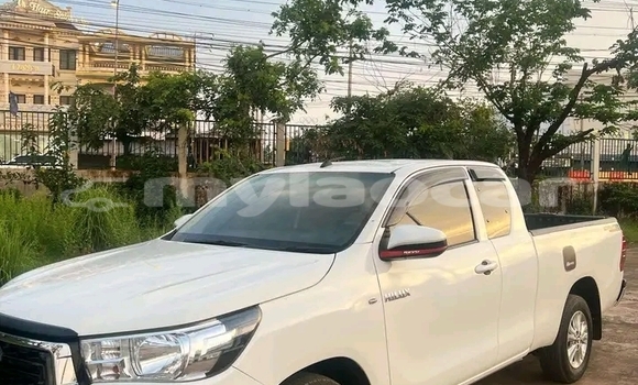 Buy Used Toyota Hiluxe Revo White Car in Vientiane in Vientiane Province Buy Used Toyota Hiluxe Revo White Car in Vientiane in Vientiane Province