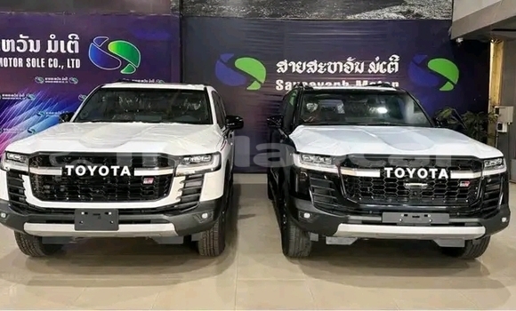 Buy Used Toyota Hilux White Car in Vientiane in Vientiane Province Buy Used Toyota Hilux White Car in Vientiane in Vientiane Province