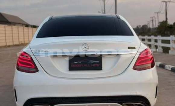 Acheter Occasion Voiture Mercedes-Benz C250 coupe Blanc à Vientiane, Vientiane Province Acheter Occasion Voiture Mercedes-Benz C250 coupe Blanc à Vientiane, Vientiane Province