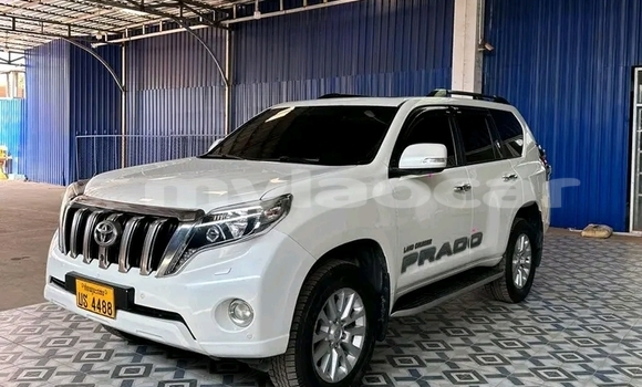 Acheter Occasion Voiture Toyota Land Cruiser Prado Blanc à Luang Prabang, Louangphabang Province Acheter Occasion Voiture Toyota Land Cruiser Prado Blanc à Luang Prabang, Louangphabang Province