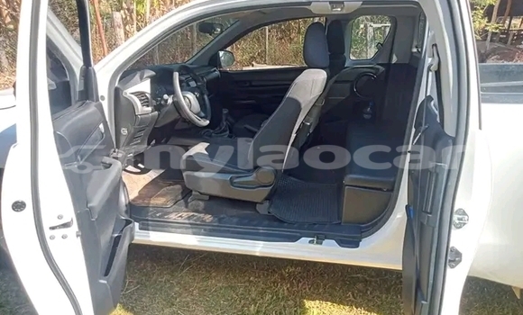 Acheter Occasion Voiture Toyota Hiluxe Revo Blanc à Phonsavan, Xiangkhouang Province Acheter Occasion Voiture Toyota Hiluxe Revo Blanc à Phonsavan, Xiangkhouang Province