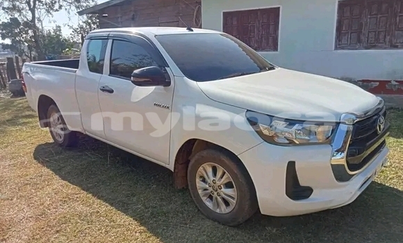 Acheter Occasion Voiture Toyota Hiluxe Revo Blanc à Phonsavan, Xiangkhouang Province Acheter Occasion Voiture Toyota Hiluxe Revo Blanc à Phonsavan, Xiangkhouang Province