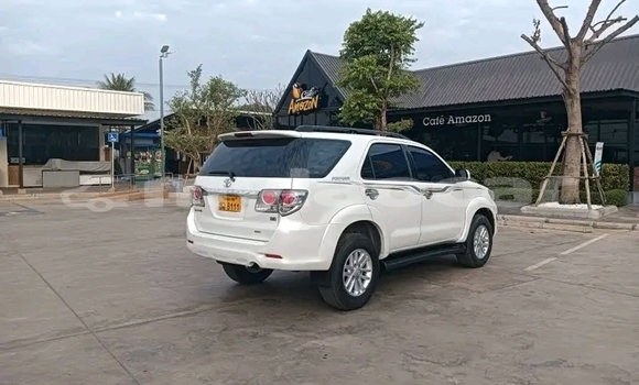 Acheter Occasion Voiture Toyota Fortuner Blanc à Phongsaly, Phôngsali Province Acheter Occasion Voiture Toyota Fortuner Blanc à Phongsaly, Phôngsali Province