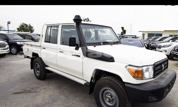 Buy Used Toyota Land Cruiser White Car in Vientiane in Vientiane Province Buy Used Toyota Land Cruiser White Car in Vientiane in Vientiane Province