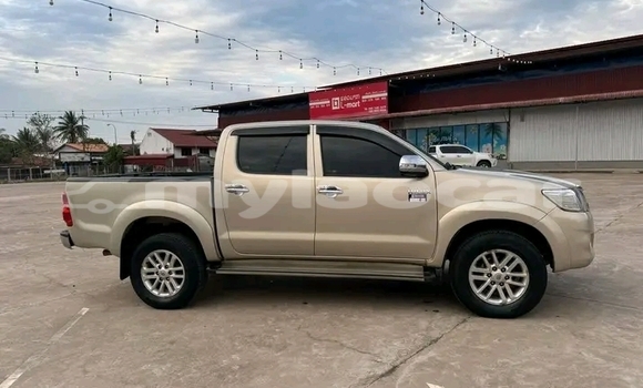 ຊື້ ໃຊ້ແລ້ວ Toyota Hiluxe Revo Silver ລົດ ໃນ Vientiane ໃນ Vientiane Province ຊື້ ໃຊ້ແລ້ວ Toyota Hiluxe Revo Silver ລົດ ໃນ Vientiane ໃນ Vientiane Province
