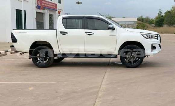 Buy Used Toyota Hiluxe Revo Green Car in Vientiane in Vientiane Province Buy Used Toyota Hiluxe Revo Green Car in Vientiane in Vientiane Province