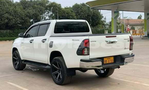 Buy Used Toyota Hiluxe Revo Green Car in Vientiane in Vientiane Province Buy Used Toyota Hiluxe Revo Green Car in Vientiane in Vientiane Province