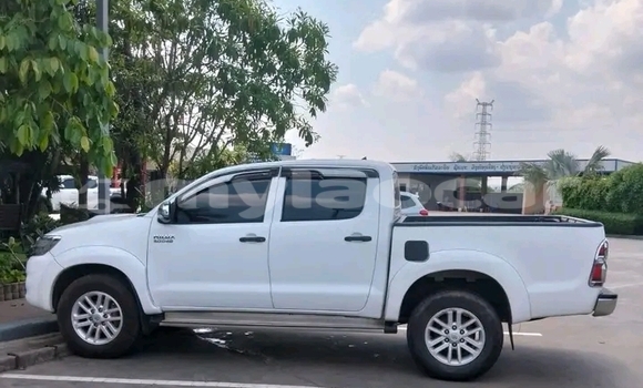 Buy Used Toyota Hilux White Car in Luang Namtha in Luang Namtha Province Buy Used Toyota Hilux White Car in Luang Namtha in Luang Namtha Province
