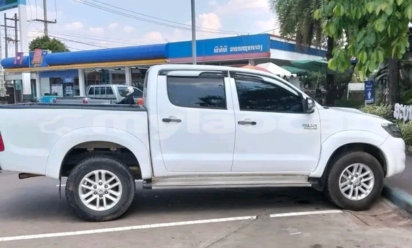 Buy Used Toyota Hilux White Car in Luang Namtha in Luang Namtha Province Buy Used Toyota Hilux White Car in Luang Namtha in Luang Namtha Province
