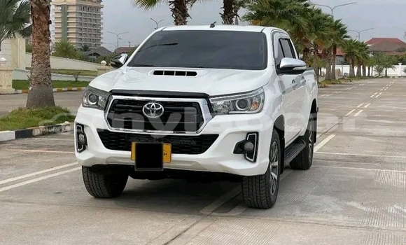 Buy Used Toyota Hiluxe Revo White Car in Luang Namtha in Luang Namtha Province Buy Used Toyota Hiluxe Revo White Car in Luang Namtha in Luang Namtha Province