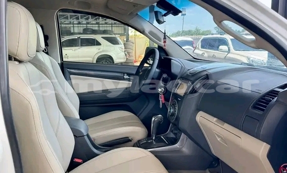 Buy Used Chevrolet Corolado White Car in Vientiane in Vientiane Province Buy Used Chevrolet Corolado White Car in Vientiane in Vientiane Province