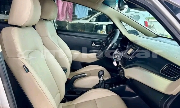 Acheter Occasion Voiture Kia Carens Blanc à Thakhek, Khammouan Province Acheter Occasion Voiture Kia Carens Blanc à Thakhek, Khammouan Province