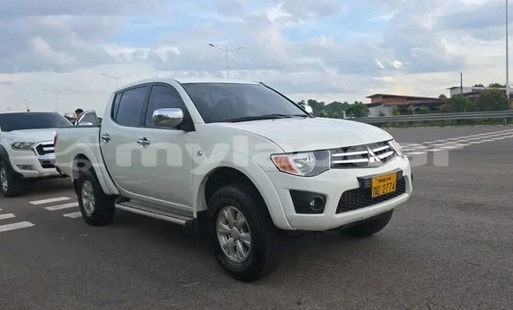 Buy Used Mitsubishi Triton White Car in Vientiane in Vientiane Province Buy Used Mitsubishi Triton White Car in Vientiane in Vientiane Province