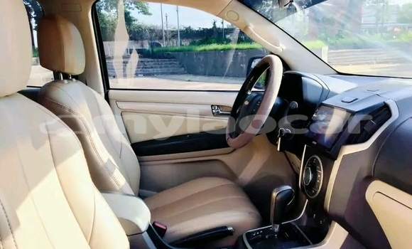 Buy Used Chevrolet TrailBlazer White Car in Vientiane in Vientiane Province Buy Used Chevrolet TrailBlazer White Car in Vientiane in Vientiane Province