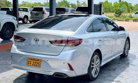 Buy Used Hyundai Sonata White Car in Vientiane in Vientiane Province