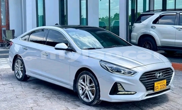 Buy Used Hyundai Sonata White Car in Vientiane in Vientiane Province Buy Used Hyundai Sonata White Car in Vientiane in Vientiane Province