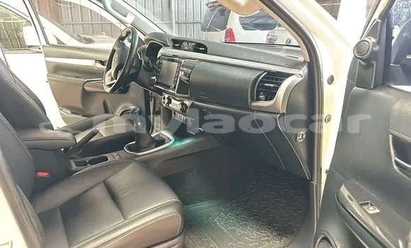 Buy Used Toyota Hilux White Car in Vientiane in Vientiane Province Buy Used Toyota Hilux White Car in Vientiane in Vientiane Province