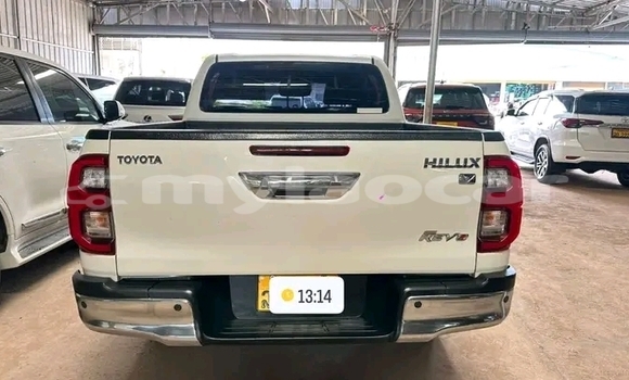 Buy Used Toyota Hilux White Car in Vientiane in Vientiane Province Buy Used Toyota Hilux White Car in Vientiane in Vientiane Province