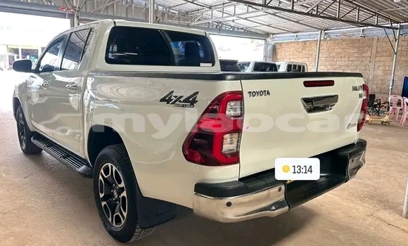 Buy Used Toyota Hilux White Car in Vientiane in Vientiane Province Buy Used Toyota Hilux White Car in Vientiane in Vientiane Province