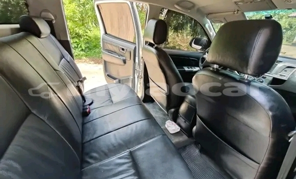 Buy Used Toyota Hilux White Car in Vientiane in Vientiane Province Buy Used Toyota Hilux White Car in Vientiane in Vientiane Province
