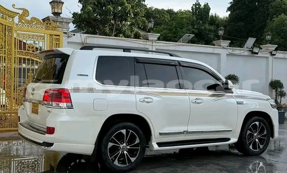 Buy Used Toyota Land Cruiser White Car in Vientiane in Vientiane Province Buy Used Toyota Land Cruiser White Car in Vientiane in Vientiane Province