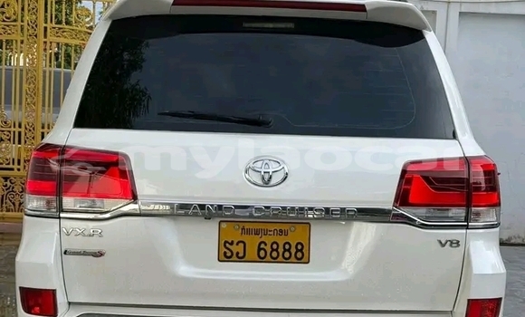 Buy Used Toyota Land Cruiser White Car in Vientiane in Vientiane Province Buy Used Toyota Land Cruiser White Car in Vientiane in Vientiane Province