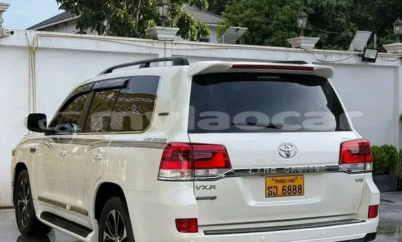 Buy Used Toyota Land Cruiser White Car in Vientiane in Vientiane Province Buy Used Toyota Land Cruiser White Car in Vientiane in Vientiane Province
