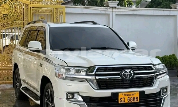 Buy Used Toyota Land Cruiser White Car in Vientiane in Vientiane Province Buy Used Toyota Land Cruiser White Car in Vientiane in Vientiane Province