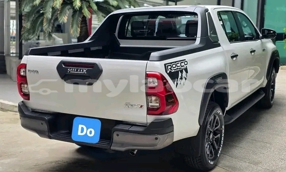 Buy Used Toyota Hilux Surf White Car in Vientiane in Vientiane Province Buy Used Toyota Hilux Surf White Car in Vientiane in Vientiane Province