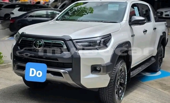 Buy Used Toyota Hilux Surf White Car in Vientiane in Vientiane Province Buy Used Toyota Hilux Surf White Car in Vientiane in Vientiane Province