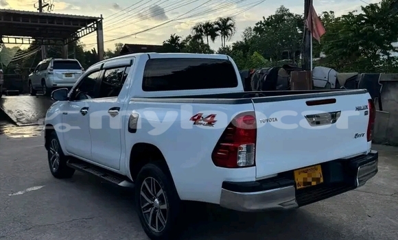 Buy Used Toyota Hiluxe Revo White Car in Vientiane in Vientiane Province Buy Used Toyota Hiluxe Revo White Car in Vientiane in Vientiane Province