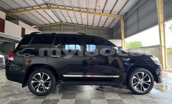 Buy Used Toyota Land Cruiser Blue Car in Vientiane in Vientiane Province Buy Used Toyota Land Cruiser Blue Car in Vientiane in Vientiane Province