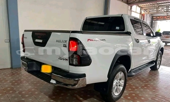 Buy Used Toyota Hiluxe Revo White Car in Vientiane in Vientiane Province Buy Used Toyota Hiluxe Revo White Car in Vientiane in Vientiane Province