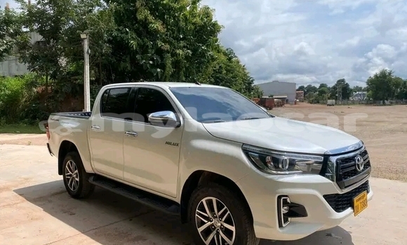 Buy Used Toyota Hilux White Car in Vientiane in Vientiane Province Buy Used Toyota Hilux White Car in Vientiane in Vientiane Province