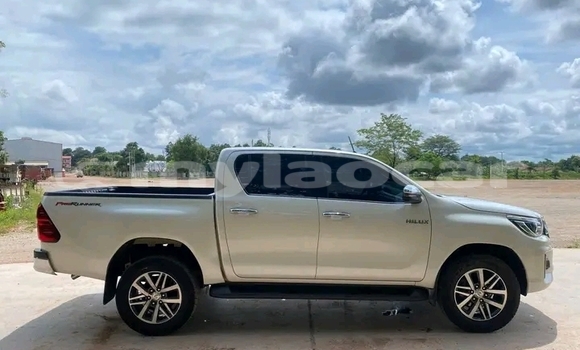 Buy Used Toyota Hilux White Car in Vientiane in Vientiane Province Buy Used Toyota Hilux White Car in Vientiane in Vientiane Province