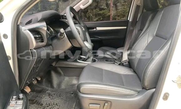 Buy Used Toyota Hilux White Car in Vientiane in Vientiane Province Buy Used Toyota Hilux White Car in Vientiane in Vientiane Province