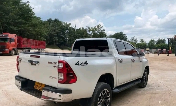 Buy Used Toyota Hilux White Car in Vientiane in Vientiane Province Buy Used Toyota Hilux White Car in Vientiane in Vientiane Province