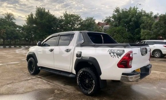Buy Used Toyota Hilux White Car in Vientiane in Vientiane Province Buy Used Toyota Hilux White Car in Vientiane in Vientiane Province