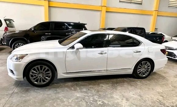 Buy Used Mercedes-Benz C-Classe White Car in Attapeu in Attapeu Province Buy Used Mercedes-Benz C-Classe White Car in Attapeu in Attapeu Province