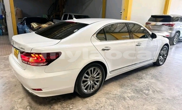 Buy Used Mercedes-Benz C-Classe White Car in Attapeu in Attapeu Province Buy Used Mercedes-Benz C-Classe White Car in Attapeu in Attapeu Province