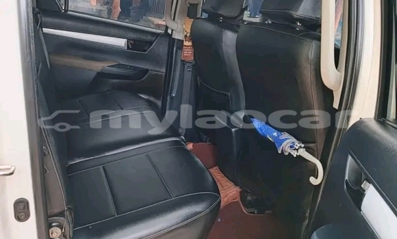 Buy Used Toyota Hilux White Car in Import - Dubai in Attapeu Province Buy Used Toyota Hilux White Car in Import - Dubai in Attapeu Province
